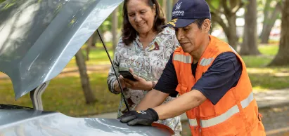 Mecánico de Touring brindando asistencia técnica
